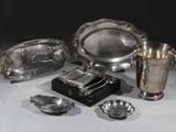 un plat en argent et d'autres objets en argent posés sur une table
