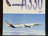 Un avion vole dans le ciel, avec l'inscription « Airbus » dessus.