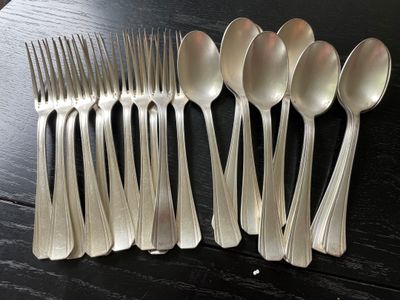 un grand nombre de cuillères posées sur une table