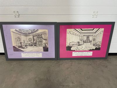 deux photos encadrées représentant une pièce avec un lit et une chaise