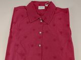 un t-shirt rouge orné de cœurs, accroché au mur
