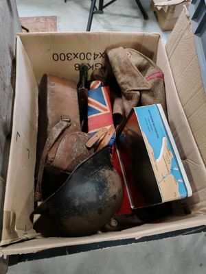 une boîte remplie d'objets posés sur le sol