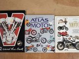 deux livres posés sur une table, à côté d'une moto et d'un atlas consacré à la moto