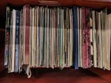 beaucoup de livres rangés sur une étagère