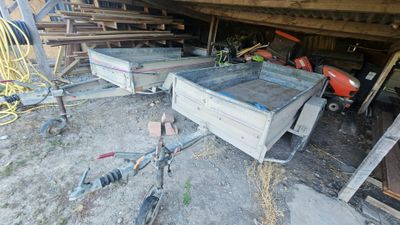 beaucoup de bric-à-brac dans le garage d'une maison