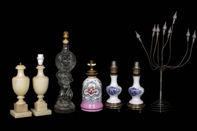 tout un tas de vases et de bougies de toutes sortes sur la table
