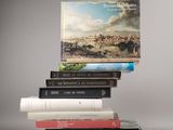 plusieurs livres sont empilés sur une table