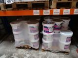 de nombreux rouleaux de papier toilette sur les rayons du magasin