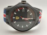 une montre noire ornée d'un bracelet rouge, blanc et bleu