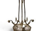 un bougeoir ancien en laiton et en verre sur fond blanc