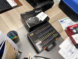 un bureau sur lequel se trouvent un ordinateur, un clavier, une souris et d'autres fournitures de bureau