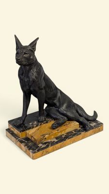 une image représentant une statue de chat assis sur un bloc de bois