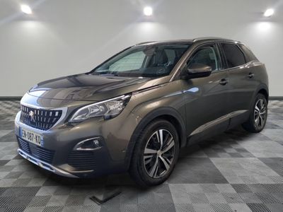 la voiture grise est garée dans le garage sur un sol en damier