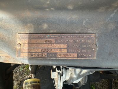 un gros plan d'une plaque métallique à l'arrière d'un camion