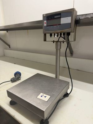 une photo d'une balance posée sur un plan de travail dans un laboratoire