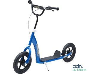 La trottinette est bleue, avec des roues noires et un guidon noir.