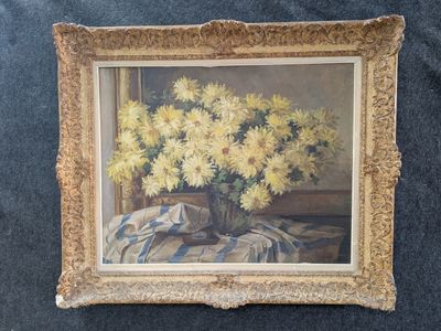 un tableau représentant des fleurs jaunes dans un vase posé sur une table