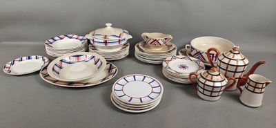 de nombreux types de plats et de tasses sur la table