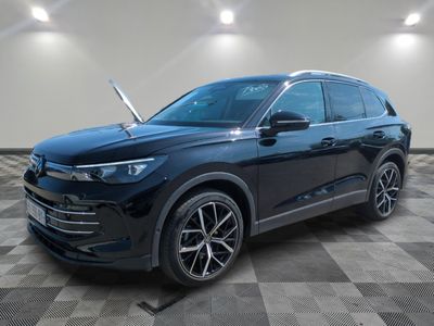 Une Hyundai Kona noire de 2020 est garée dans une pièce dont le sol est en damier.