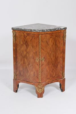 une image d'un petit meuble en bois avec un plateau en marbre