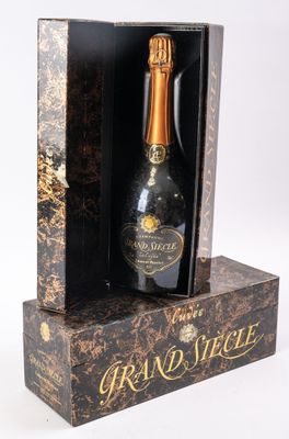 une bouteille de champagne dans un coffret, sur fond blanc