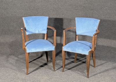 Voici deux chaises placées l'une à côté de l'autre