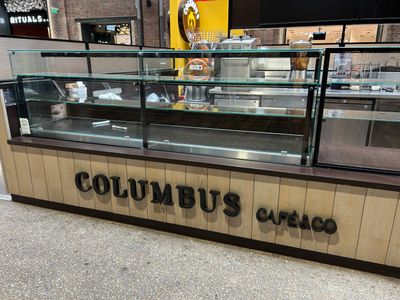 un comptoir avec une vitrine et un panneau indiquant columbus ' s cacaoo