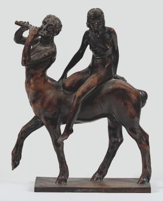 statue représentant un homme et une femme chevauchant un cerf, sur fond blanc