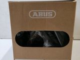 une image représentant une boîte contenant une paire de chaussures