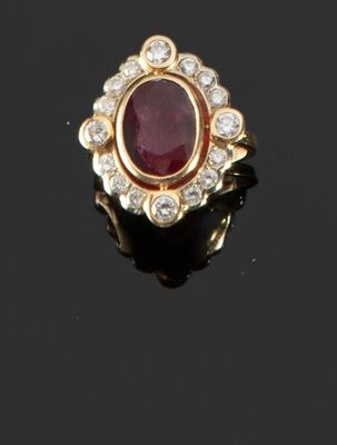 une bague à rubis et diamants