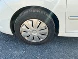 une voiture blanche garée sur le parking