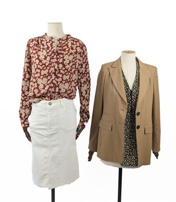 deux mannequins vêtus de tenues de styles différents, posant sur un support pour mannequins