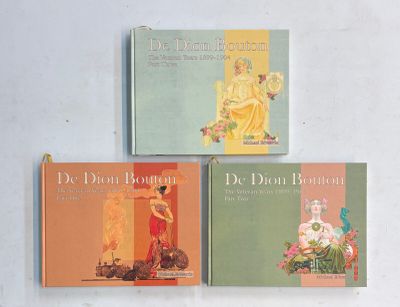 trois livres pour enfants sont alignés sur une surface blanche