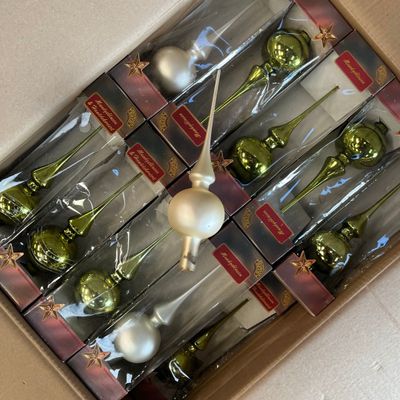 une boîte de décorations de Noël sur laquelle figure une horloge