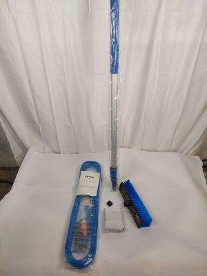 une brosse à dents, du dentifrice et une brosse à dents posés sur un lit
