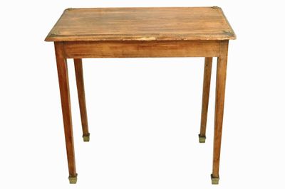 l'image d'une petite table en bois avec un tiroir en dessous