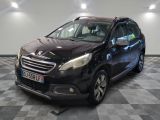 la petite voiture noire est garée dans une grande pièce
