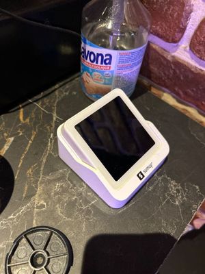 une bouteille d'eau posée sur une table à côté d'un téléphone portable