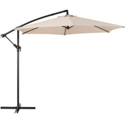 un parapluie beige avec une tige noire sur fond blanc