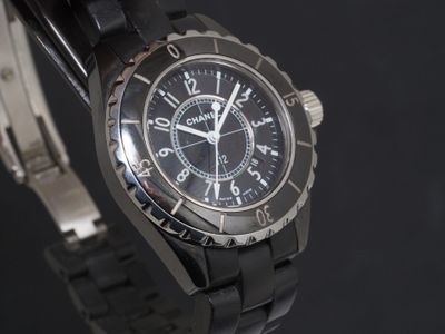 gros plan d'une montre sur une surface noire