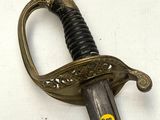 gros plan d'une épée sur une surface blanche