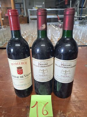trois bouteilles de vin posées sur une table en bois