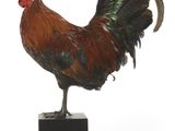 statue d'un coq posée sur un socle noir