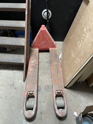 une paire de skis posée par terre dans un garage
