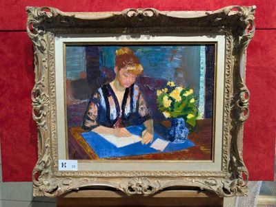 un tableau représentant une femme assise à une table en train d'écrire