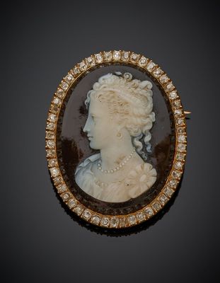un gros plan du profil d'une femme dans une broche