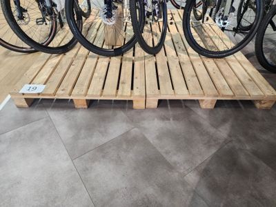 de nombreux vélos posés sur une palette dans le magasin