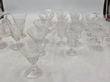 un grand nombre de verres posés sur une table