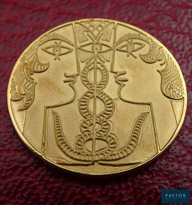 une pièce d'or sur laquelle figurent deux personnes