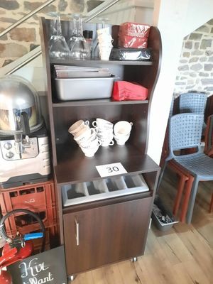 une étagère sur laquelle sont posées plusieurs tasses à café